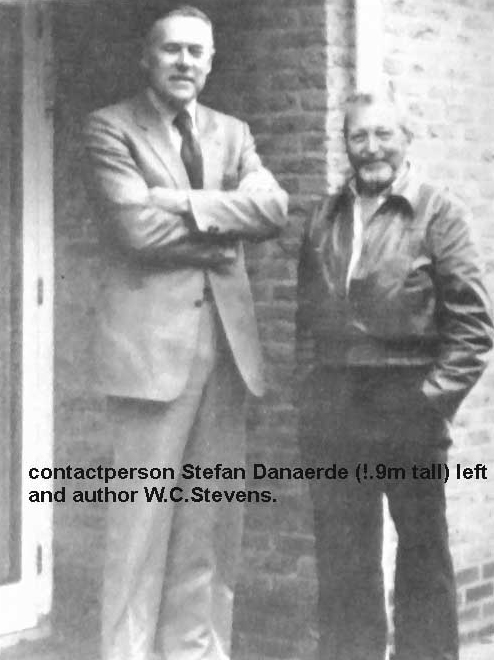 Контактёр Стефан Денаерде (ростом 1,9 метров) и издатель В.С.Стивенс.